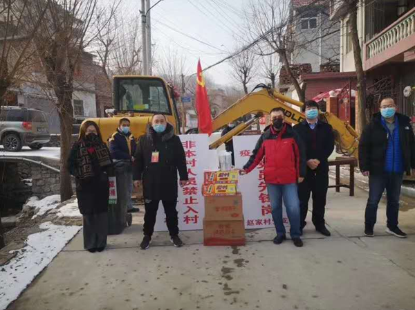 當前，新型冠狀病毒的肺炎疫情防控形勢嚴峻，小區(qū)是城市治理的基本單元，物業(yè)更是疫情防控的第一戰(zhàn)線。疫情就是命令，防控就是責任，為打贏這次防疫戰(zhàn)，三箭物業(yè)公司于1月23日便成立了應對新型冠狀病毒疫情聯(lián)防聯(lián)控領導小組，明確分工，各司其職，把做好疫情防控工作作為當前的首要任務，迅速安排各物管部積極采取防控措施，竭力守護業(yè)主、員工的健康安全，維護園區(qū)的和諧穩(wěn)定。